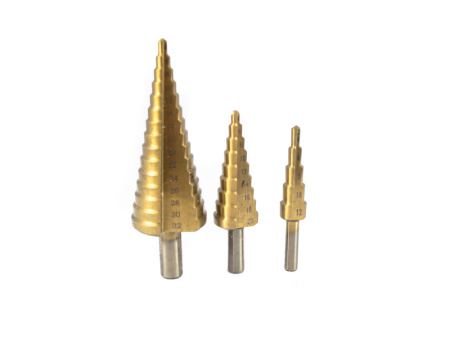 Набор сверл ступенчатых 4-32, 4-20, 4-12мм HSS износостойкое покрытие ц/х в деревянной коробке Beltools Набор сверл ступенчатых 4-32, 4-20, 4-12мм HSS износостойкое покрытие ц/х в деревянной коробке Beltools